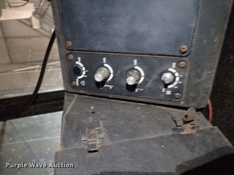 image for item IS9487 1977 Gleaner M2  combine