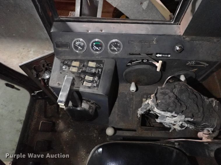 image for item IS9487 1977 Gleaner M2  combine