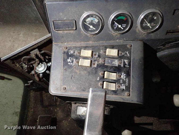 image for item IS9487 1977 Gleaner M2  combine