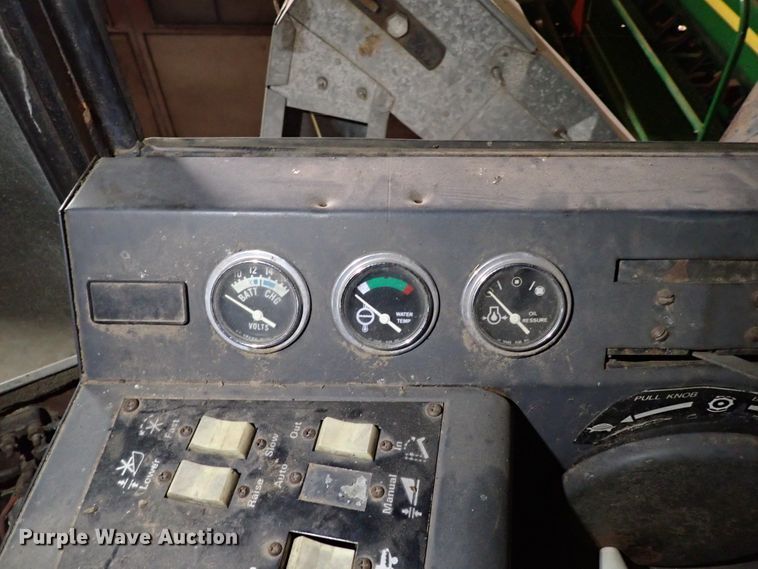 image for item IS9487 1977 Gleaner M2  combine