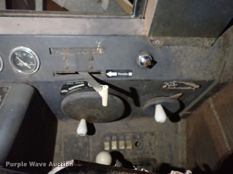 image for item IS9487 1977 Gleaner M2  combine