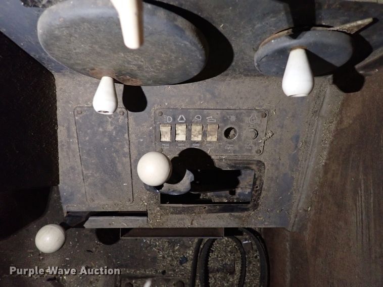 image for item IS9487 1977 Gleaner M2  combine