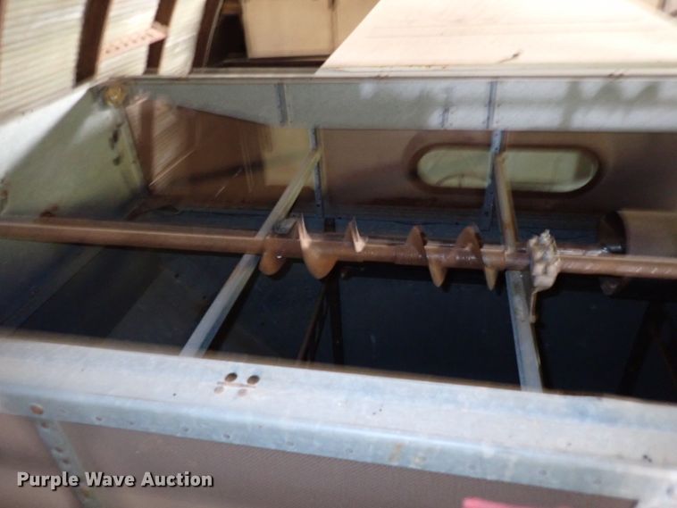 image for item IS9487 1977 Gleaner M2  combine