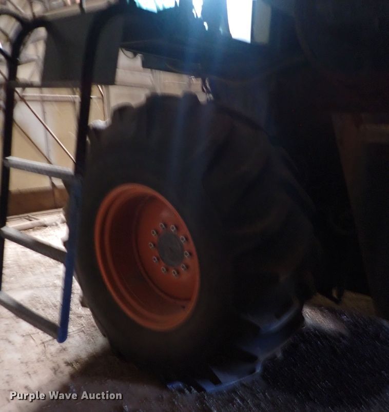 image for item IS9487 1977 Gleaner M2  combine