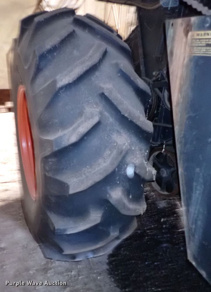 image for item IS9487 1977 Gleaner M2  combine