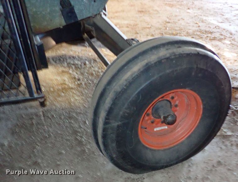 image for item IS9487 1977 Gleaner M2  combine