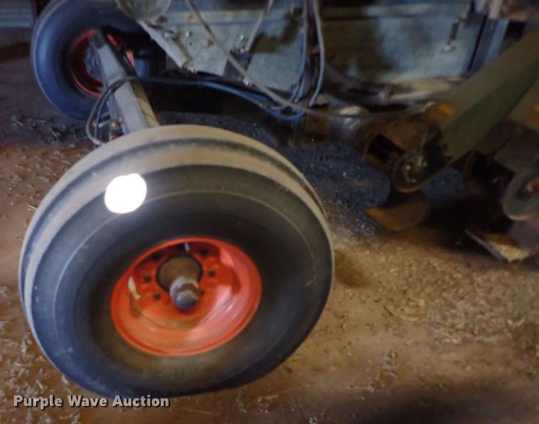 image for item IS9487 1977 Gleaner M2  combine