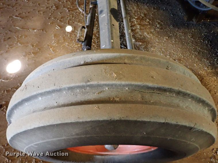 image for item IS9487 1977 Gleaner M2  combine