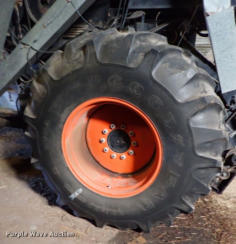 image for item IS9487 1977 Gleaner M2  combine