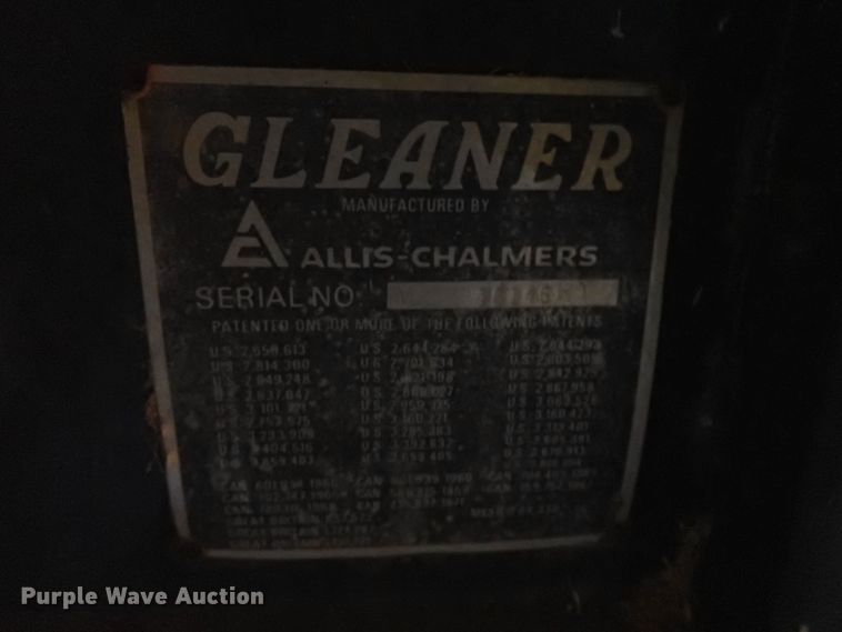 image for item IS9487 1977 Gleaner M2  combine