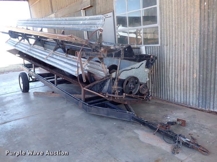 image for item IS9487 1977 Gleaner M2  combine