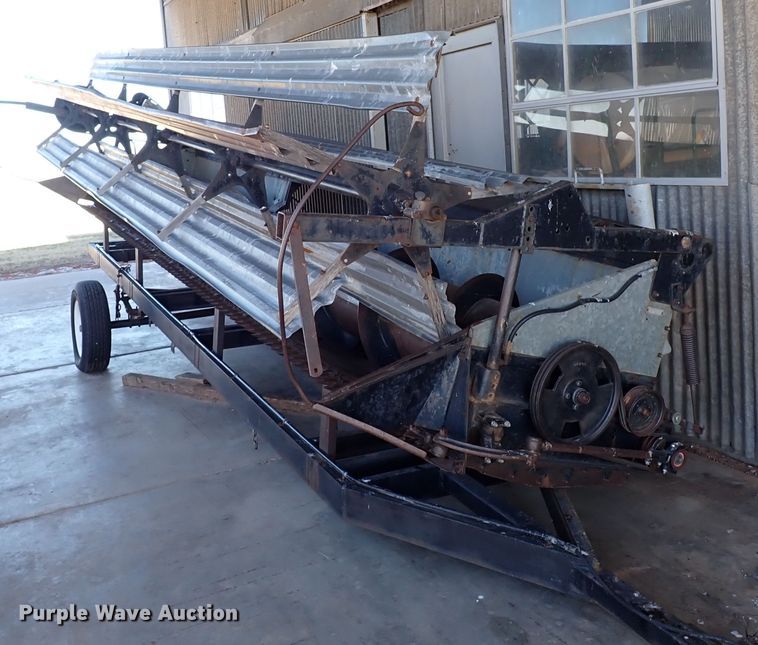 image for item IS9487 1977 Gleaner M2  combine