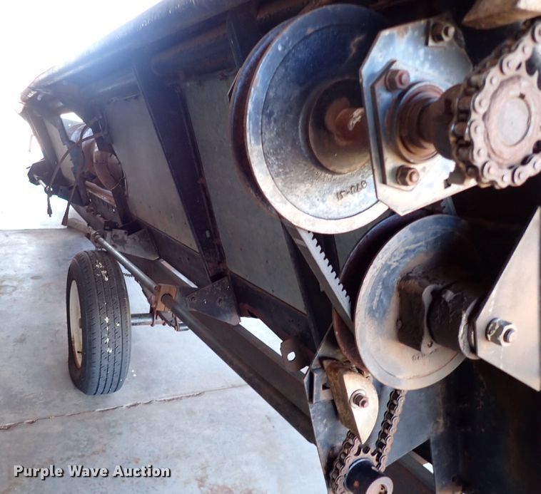 image for item IS9487 1977 Gleaner M2  combine