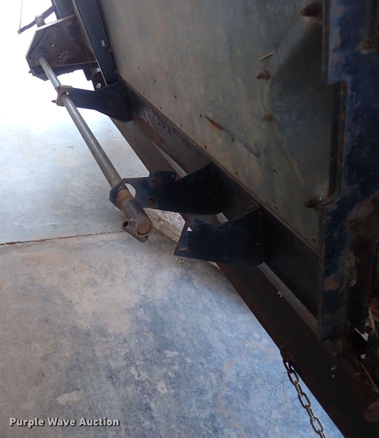 image for item IS9487 1977 Gleaner M2  combine