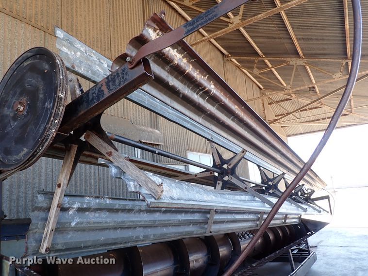 image for item IS9487 1977 Gleaner M2  combine