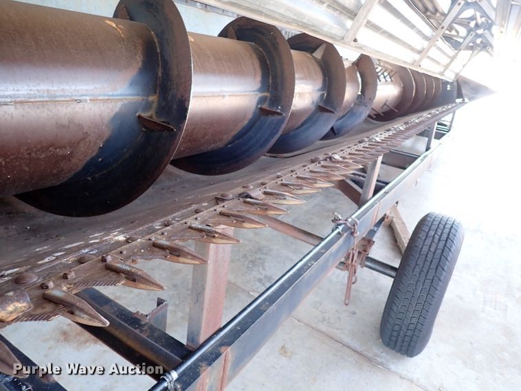 image for item IS9487 1977 Gleaner M2  combine