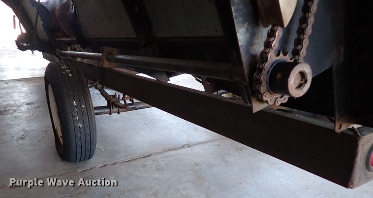 image for item IS9487 1977 Gleaner M2  combine