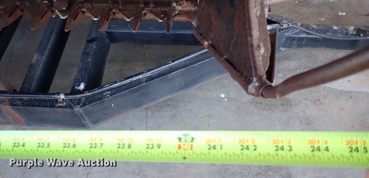 image for item IS9487 1977 Gleaner M2  combine