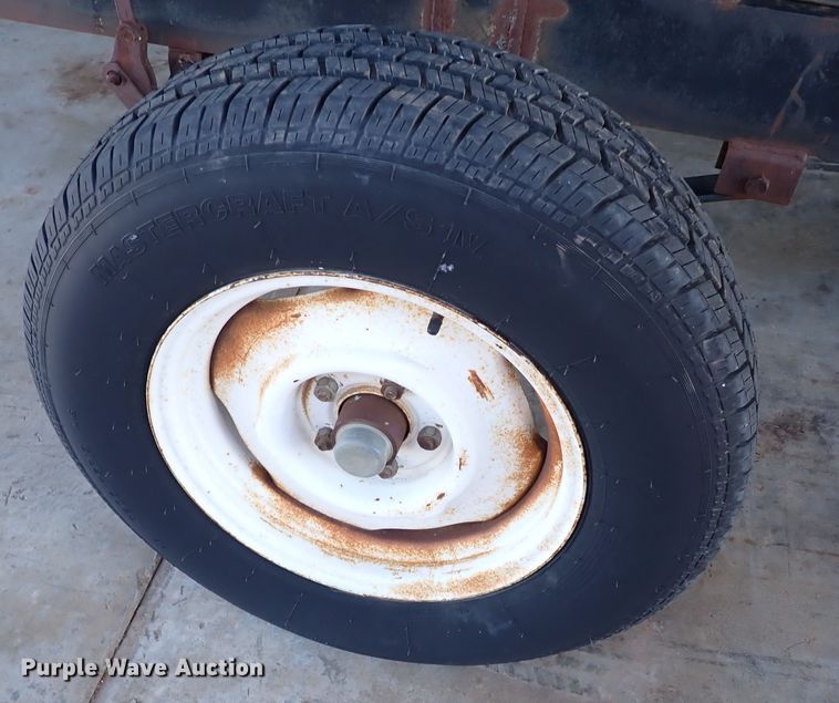 image for item IS9487 1977 Gleaner M2  combine