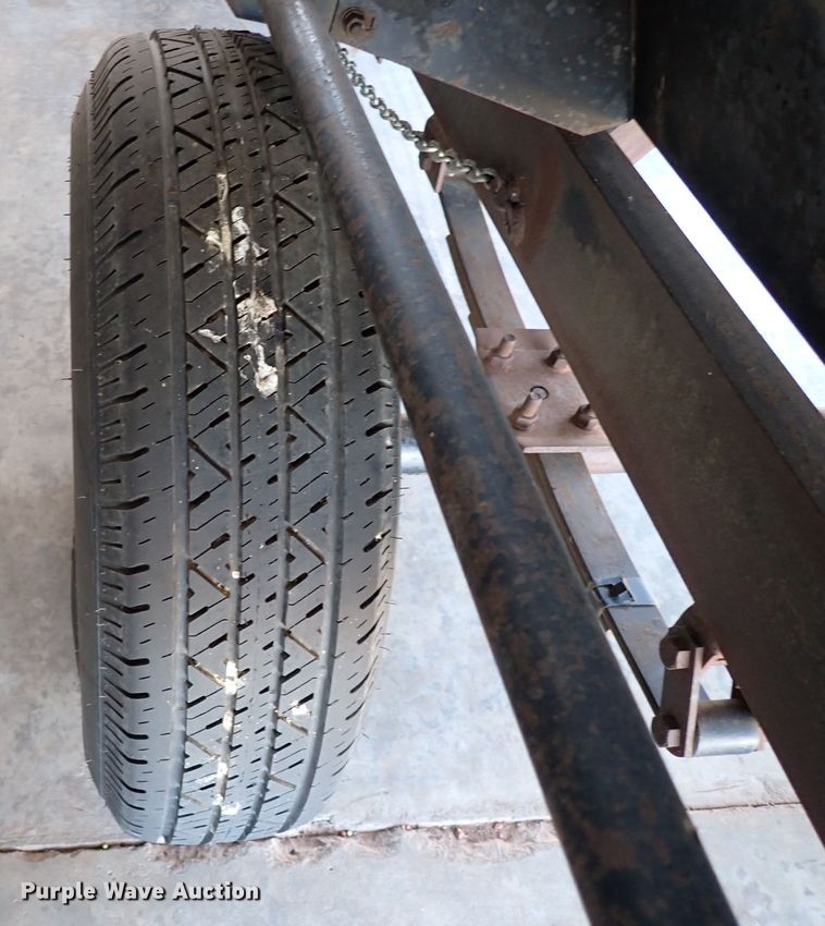 image for item IS9487 1977 Gleaner M2  combine