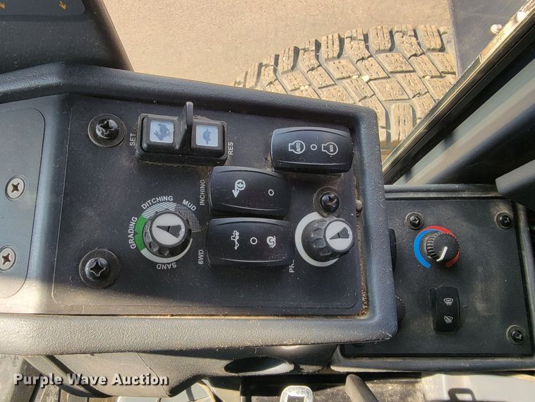 image for item JC9618 2015 John Deere 772GP  motor grader