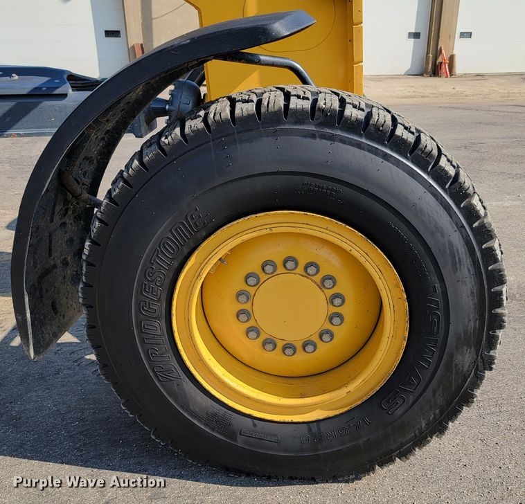 image for item JC9618 2015 John Deere 772GP  motor grader