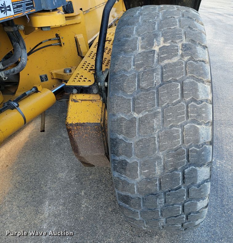 image for item JC9618 2015 John Deere 772GP  motor grader