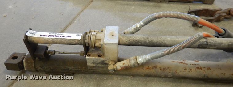 image for item KP9285 (2) hydraulic rams