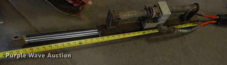 image for item KP9285 (2) hydraulic rams