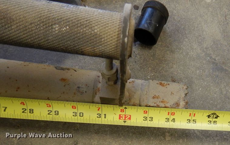 image for item KP9285 (2) hydraulic rams