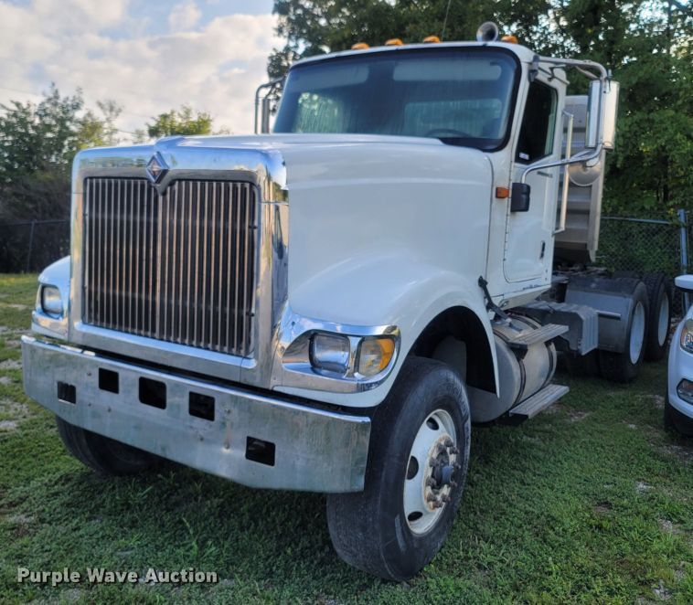 image for item LM9721 2005 International 5900i  semi truck