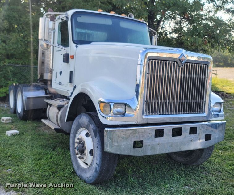 image for item LM9721 2005 International 5900i  semi truck