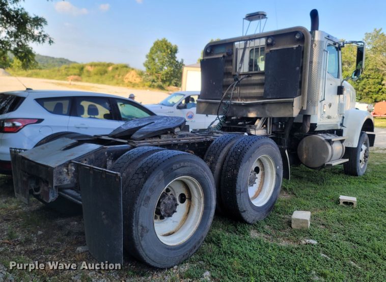 image for item LM9721 2005 International 5900i  semi truck