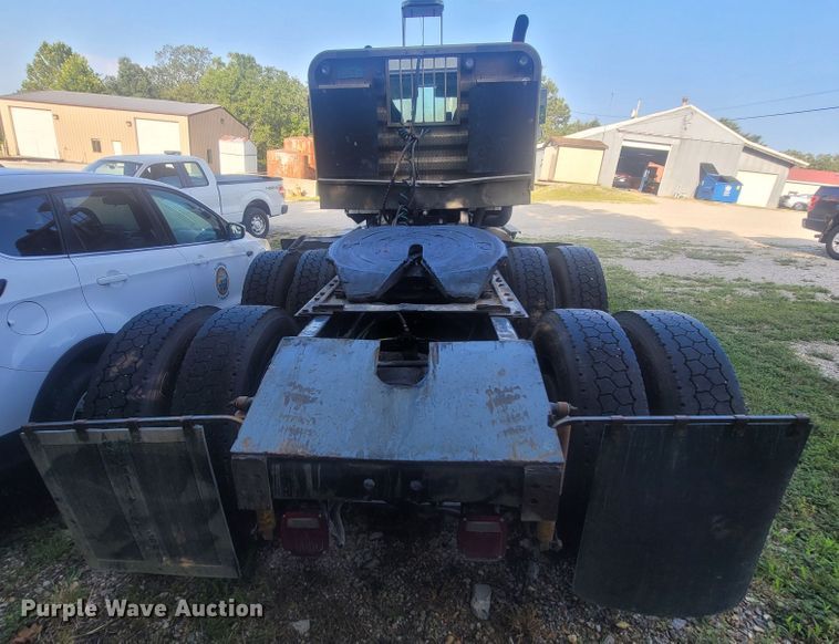 image for item LM9721 2005 International 5900i  semi truck