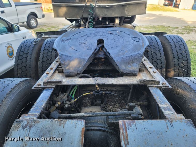 image for item LM9721 2005 International 5900i  semi truck