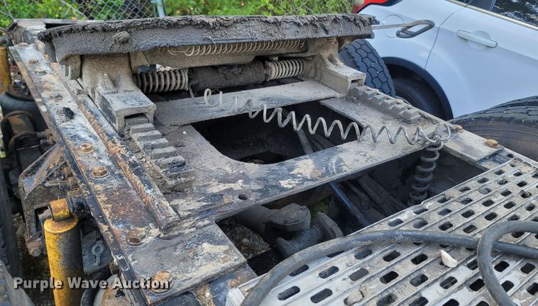 image for item LM9721 2005 International 5900i  semi truck