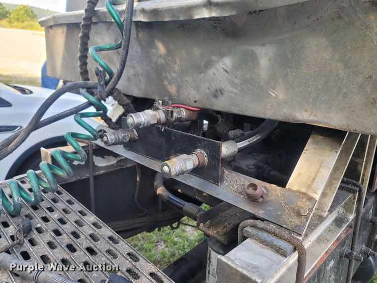 image for item LM9721 2005 International 5900i  semi truck