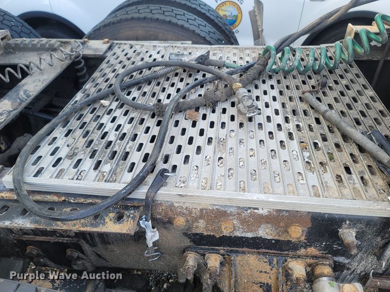 image for item LM9721 2005 International 5900i  semi truck