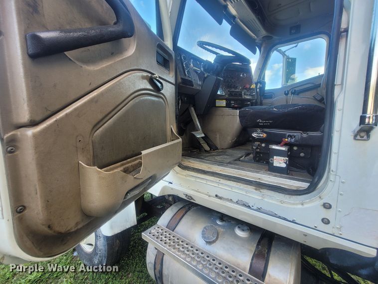 image for item LM9721 2005 International 5900i  semi truck