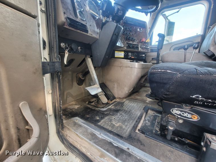 image for item LM9721 2005 International 5900i  semi truck