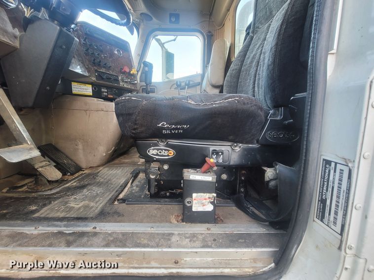 image for item LM9721 2005 International 5900i  semi truck