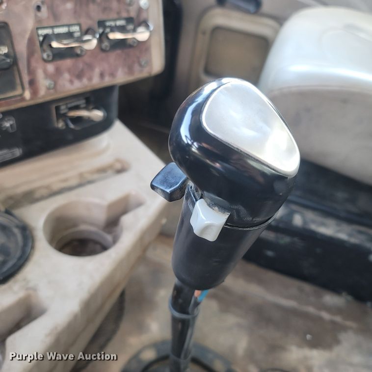 image for item LM9721 2005 International 5900i  semi truck