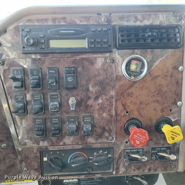 image for item LM9721 2005 International 5900i  semi truck