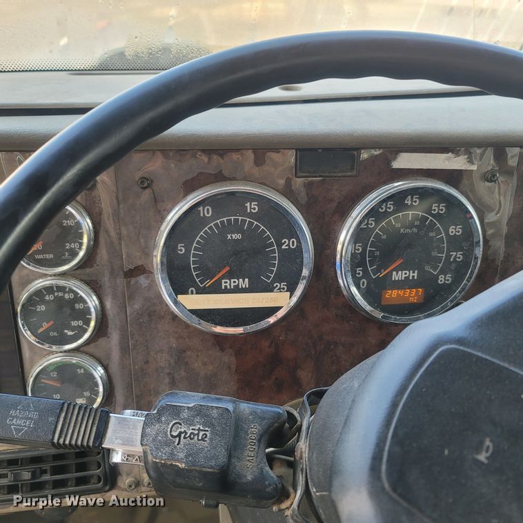 image for item LM9721 2005 International 5900i  semi truck