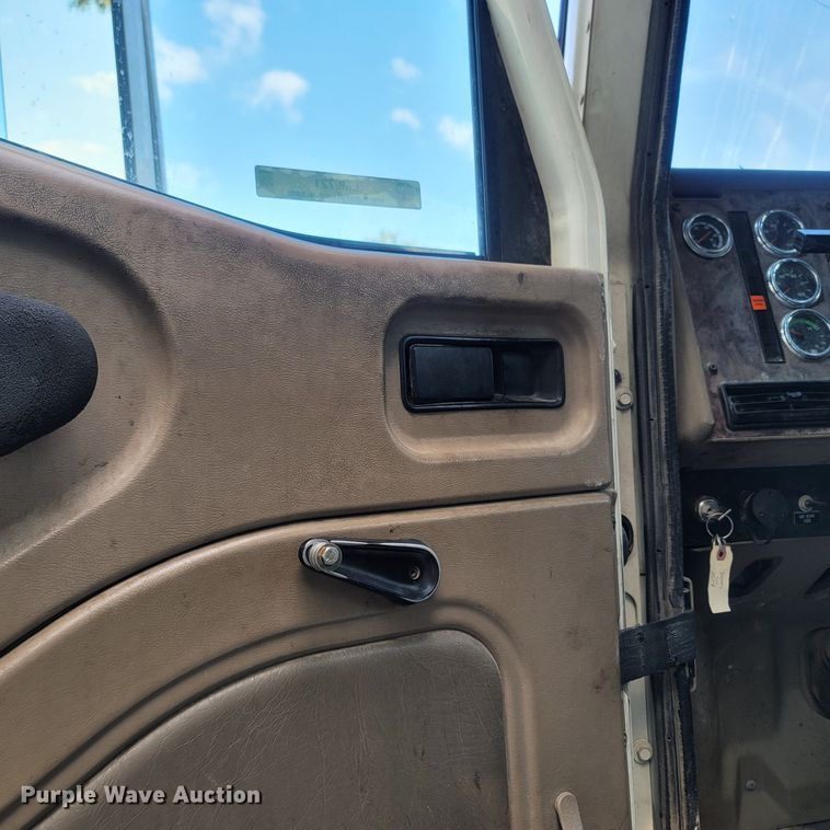 image for item LM9721 2005 International 5900i  semi truck