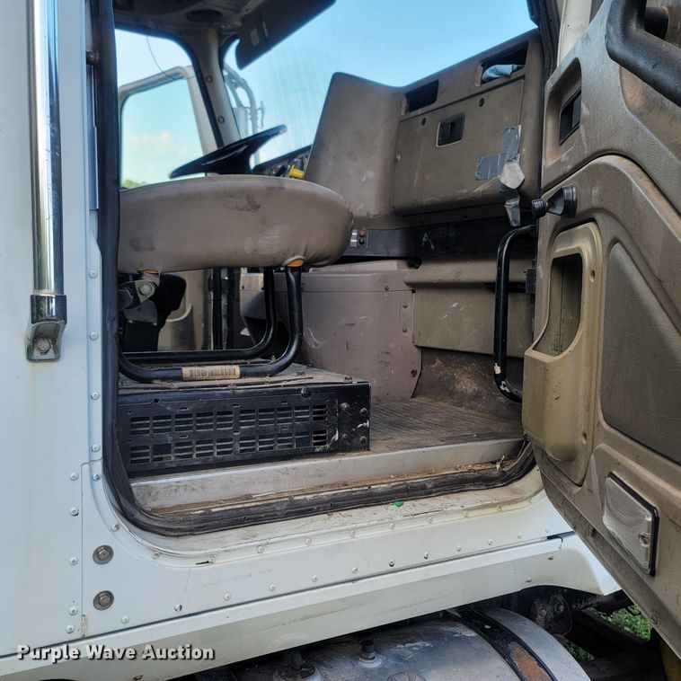 image for item LM9721 2005 International 5900i  semi truck