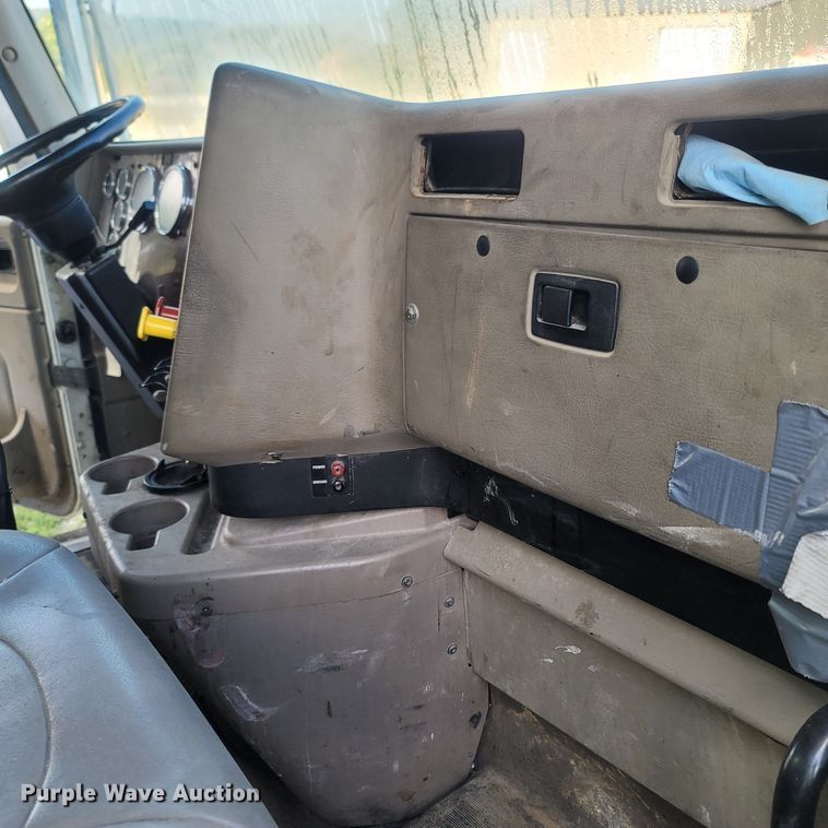 image for item LM9721 2005 International 5900i  semi truck