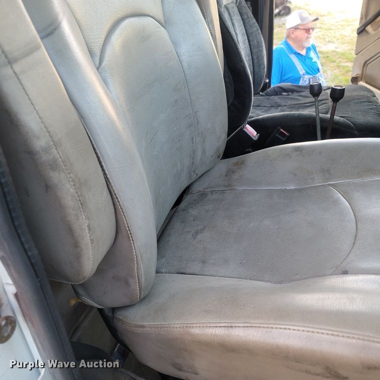 image for item LM9721 2005 International 5900i  semi truck