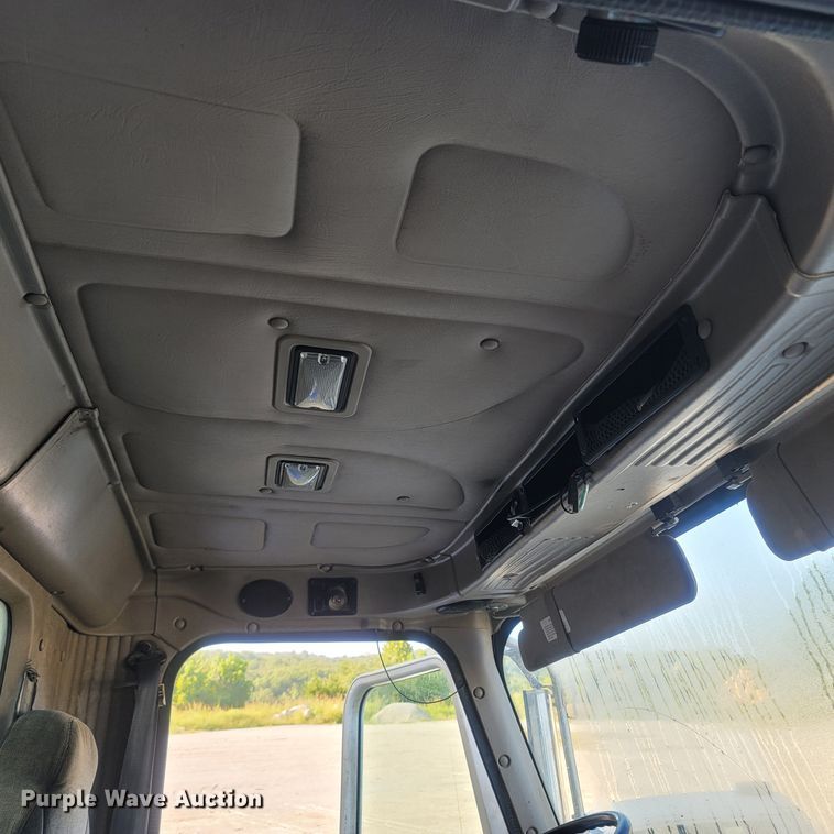 image for item LM9721 2005 International 5900i  semi truck