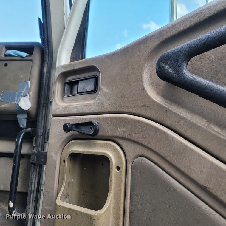 image for item LM9721 2005 International 5900i  semi truck